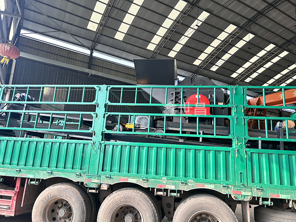 1000型花盒破碎機(jī)發(fā)貨現(xiàn)場