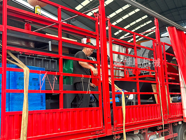 800型撕碎機(jī)+800型破碎機(jī)發(fā)貨現(xiàn)場