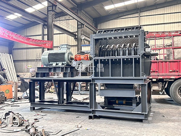 1300型易拉罐廢鐵破碎機發(fā)新疆